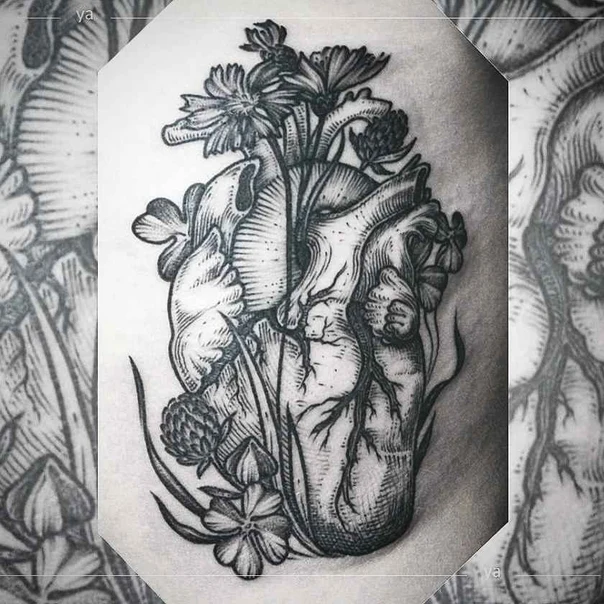Блэкворк Heart, Flowers tattoo на Лопатка