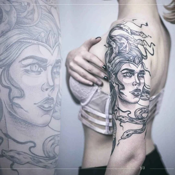 Чёрно-серая Medusa, Snakes tattoo на Плечо