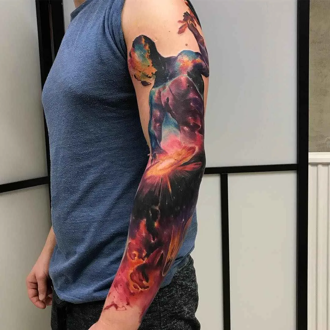 Tattoo artista Emrah De Lausbub crea un tattoo in stile astratto a acquerello | Germania