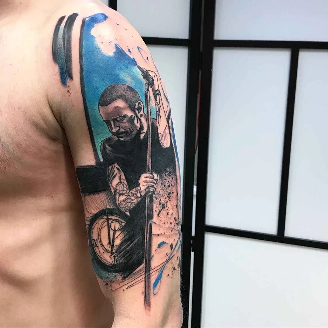 Tattoo artista Emrah De Lausbub crea un tattoo in stile astratto a acquerello | Germania