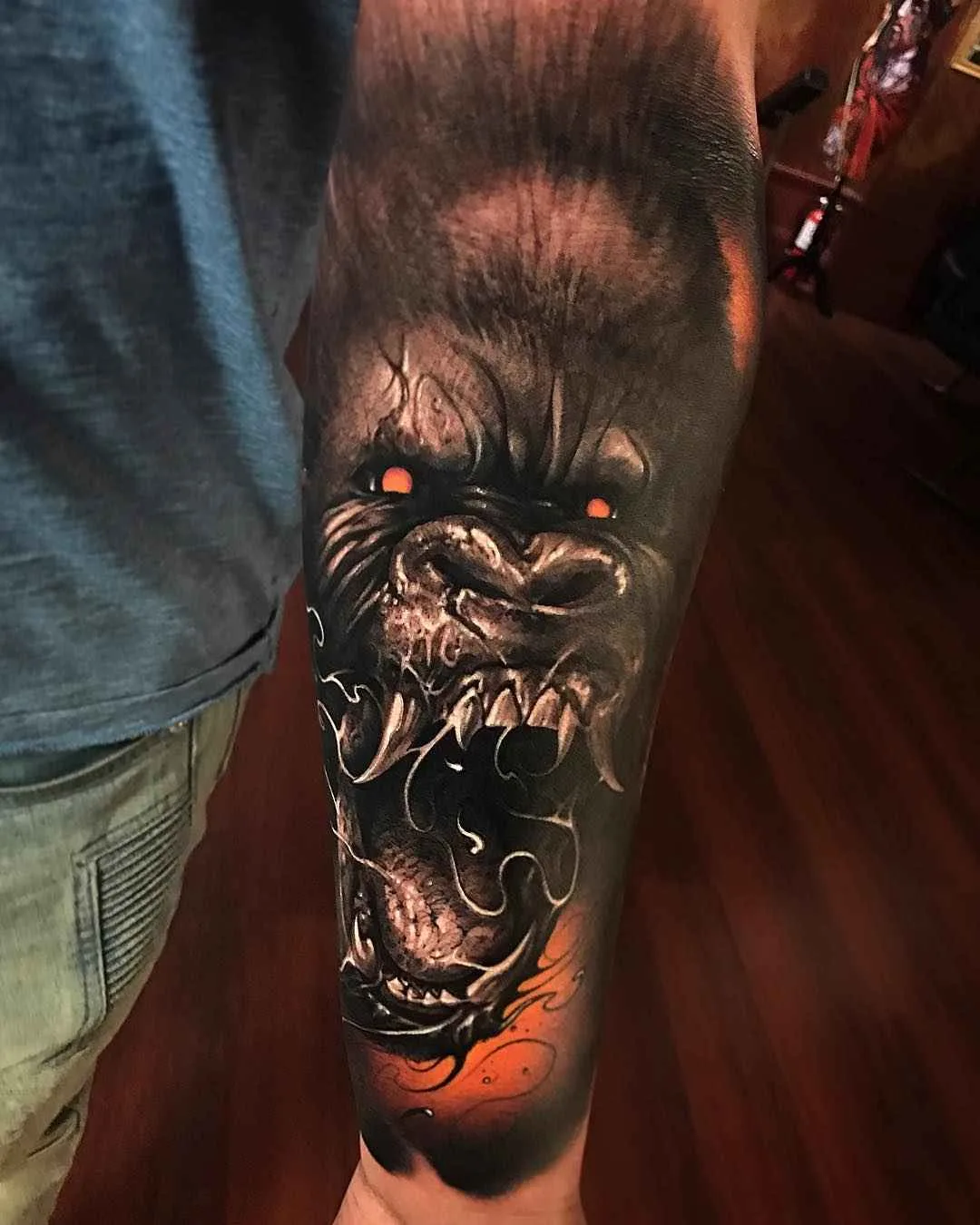 Tatuagem artista Brandon Herrera cria tatuagem colorida e preto e cinza horror realista