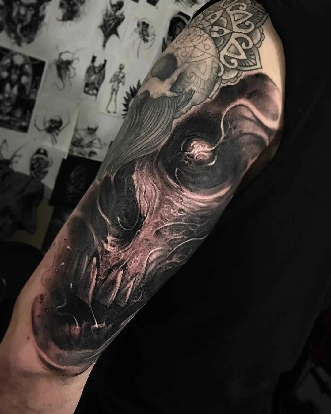 Tatuagem artista Brandon Herrera cria tatuagem colorida e preto e cinza horror realista