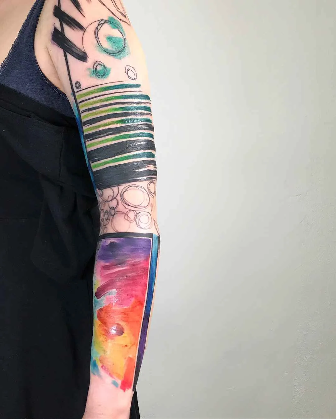 Tattoo artista Emrah De Lausbub crea un tattoo in stile astratto a acquerello | Germania