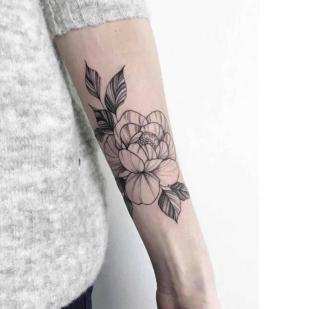 Tattoo artist Yarina Tereshchenko black dotwork linework tattoo | Kiew, Ukraine