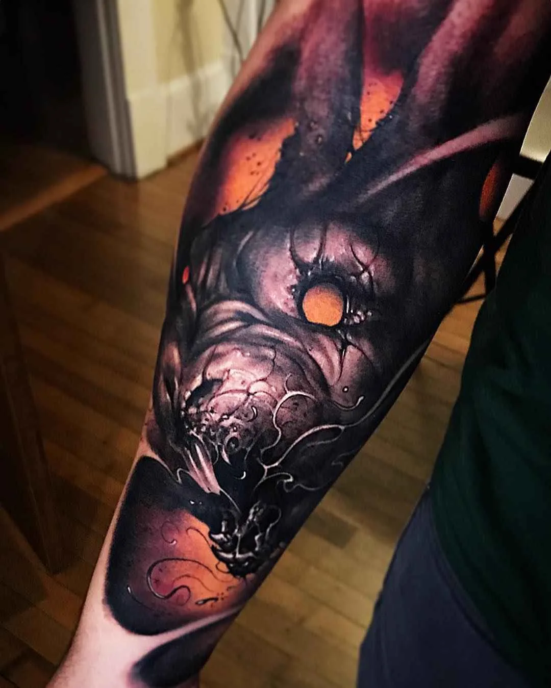 Tatuagem artista Brandon Herrera cria tatuagem colorida e preto e cinza horror realista