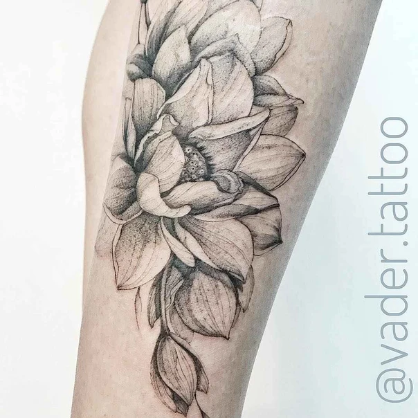 Чёрно-серая Flower tattoo на Бедро