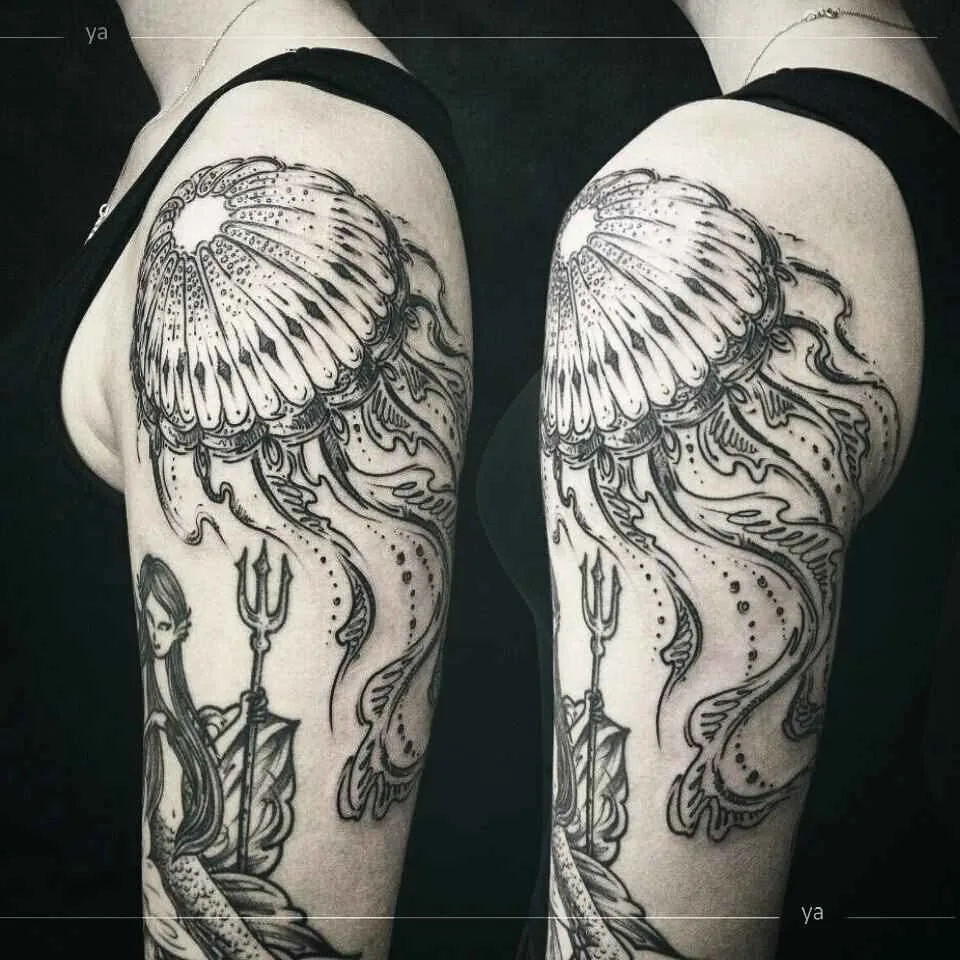 Tatuador Anastasiya Yatsson tatuagem negra trabalho de linhas autores design tatuagem | Moscou, Rússia