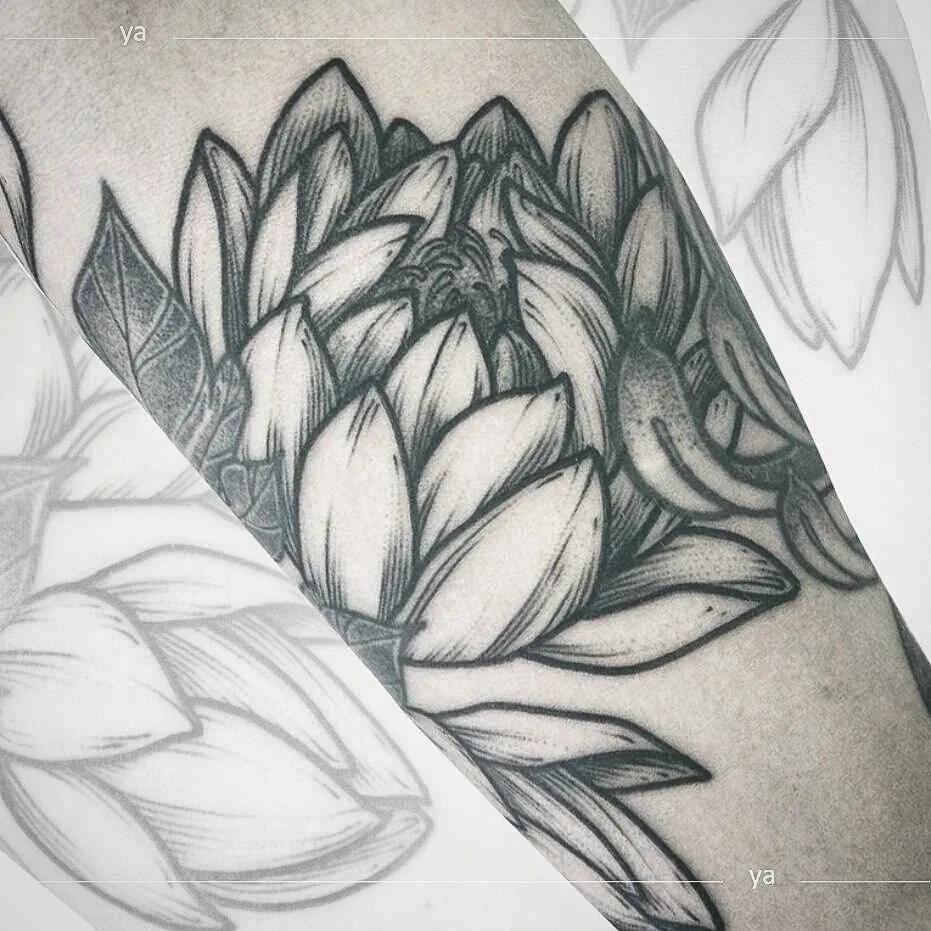 Tatuador Anastasiya Yatsson tatuagem negra trabalho de linhas autores design tatuagem | Moscou, Rússia