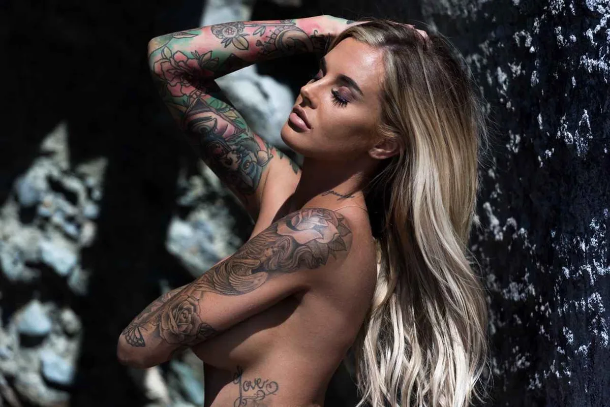 Modello femminile tatuato Lauren Houldsworth, modello alternativo, blog su stile di vita e viaggiatore | Regno Unito