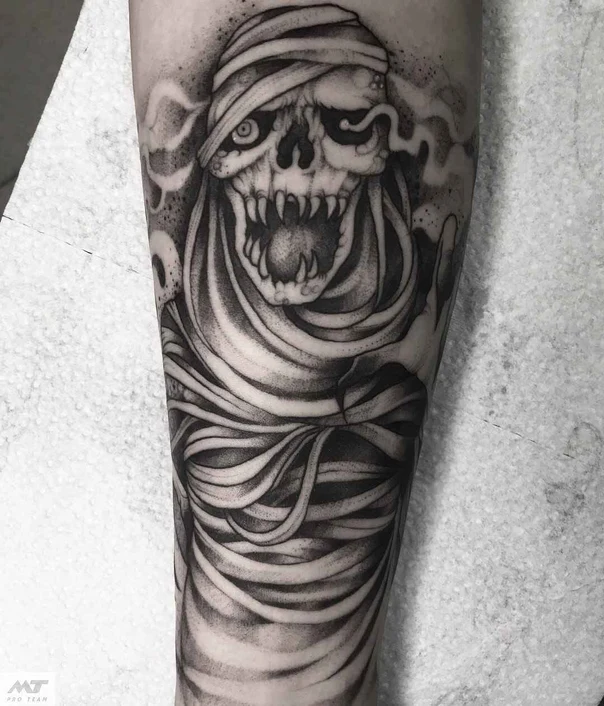 Чёрно-серая Mummy, Skull tattoo на Предплечье