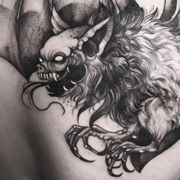 Чёрно-серая Creature, Monster tattoo на Лопатка