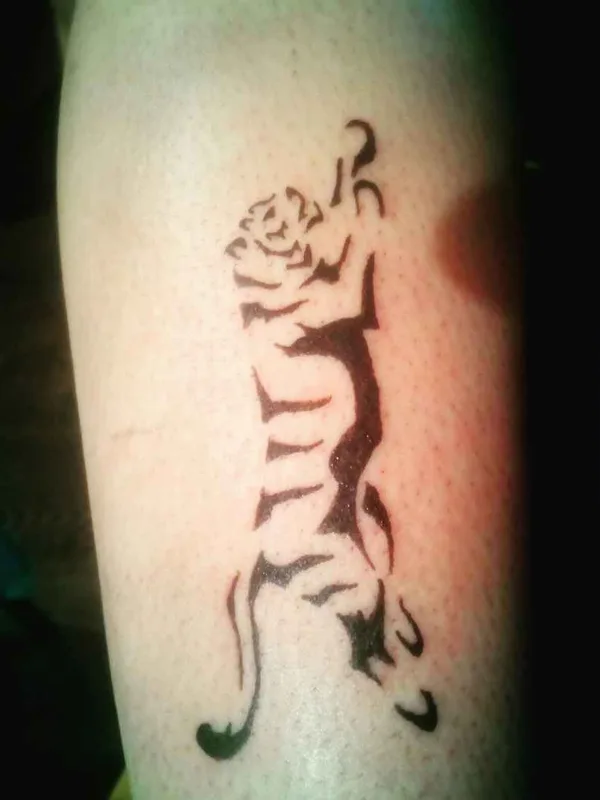 black blackwork tatouage sur calf #14530 | Artiste tatoueur Shelk
