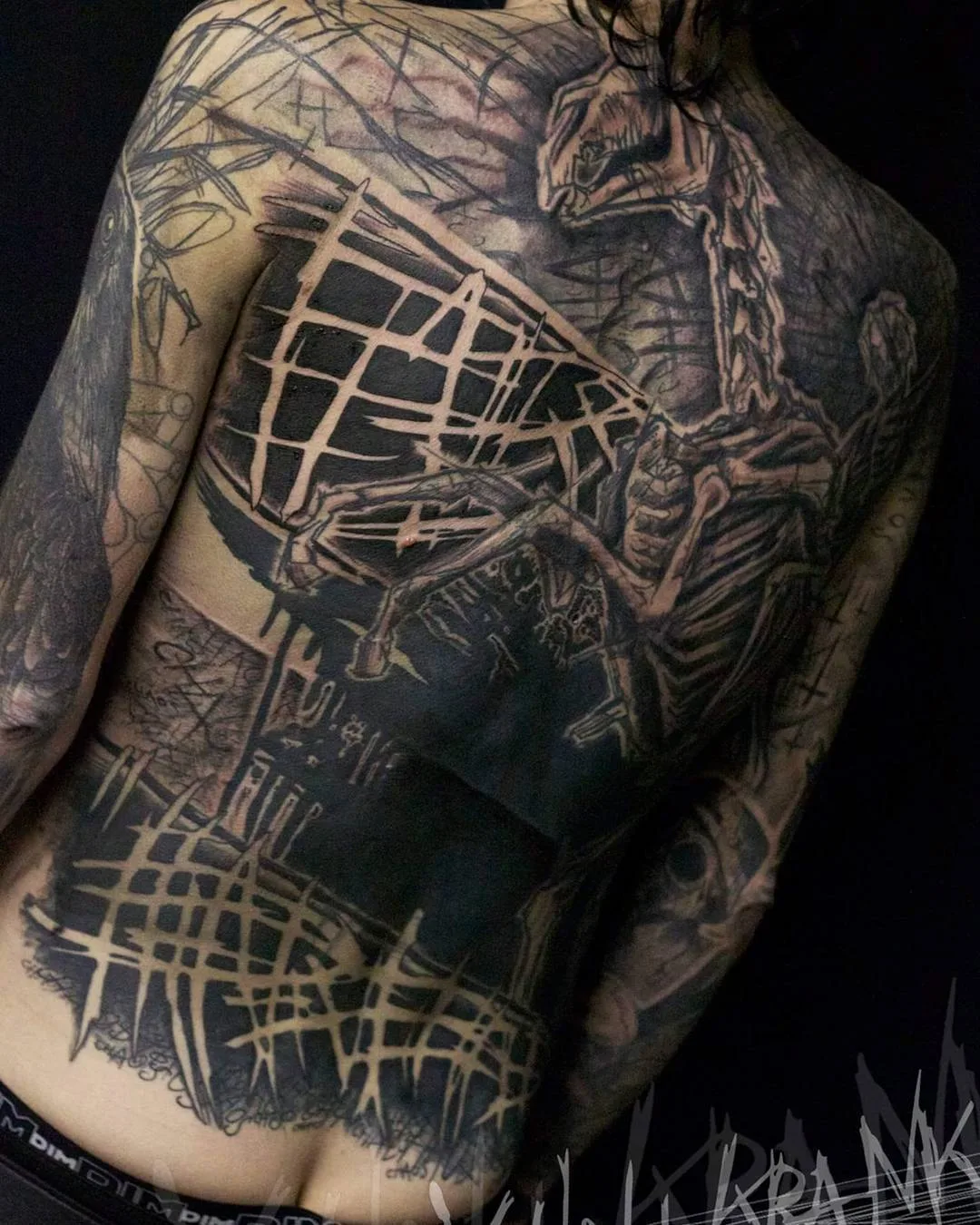 Tatuagem artista Yonah Krank, estilo tatuagem blackwork expressiva, ornamental e biomecânica | Ghent, Bélgica