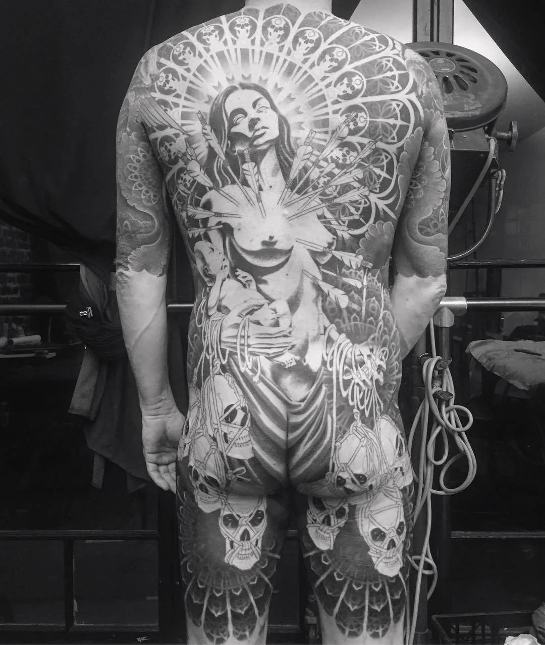 Artista de tatuagem Adrian Lee, cria tatuagens em cores grandes, nova escola e ornamental | EUA