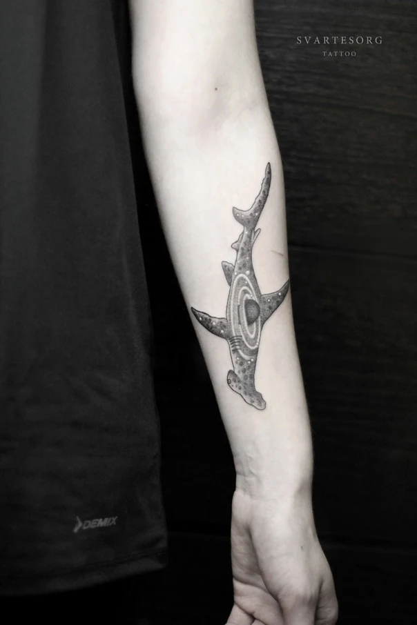 Блэкворк Shark, Geometric tattoo на Предплечье