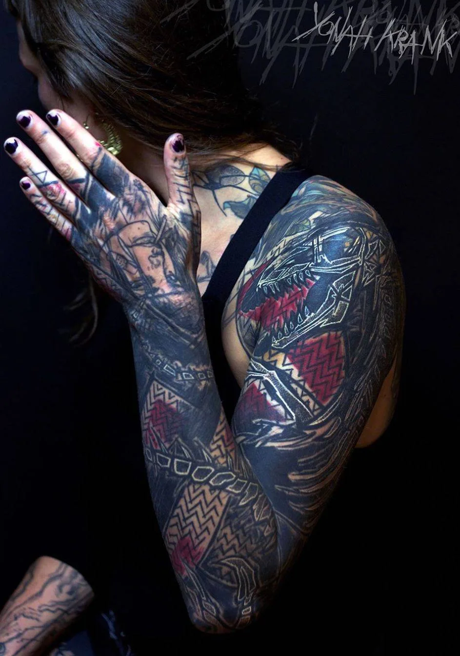 Tatuagem artista Yonah Krank, estilo tatuagem blackwork expressiva, ornamental e biomecânica | Ghent, Bélgica