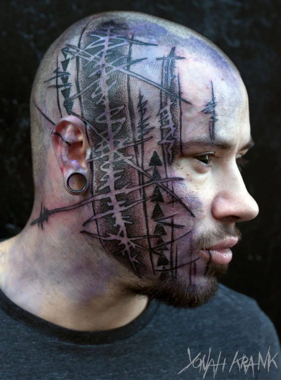 Tatuagem artista Yonah Krank, estilo tatuagem blackwork expressiva, ornamental e biomecânica | Ghent, Bélgica