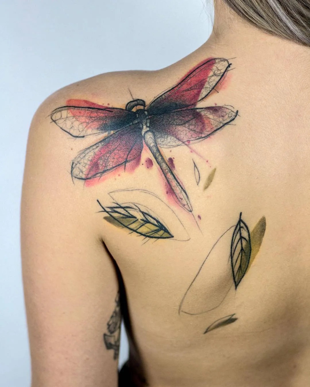 Tatuador Mike Kyrtatas, estilo de cor e esboço surrealista preto e branco de tatuagem | Reino Unido