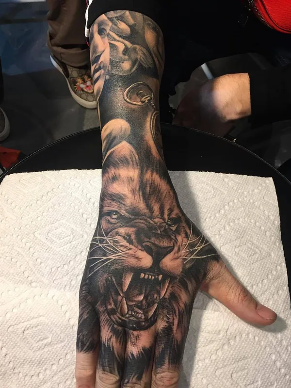 black and grey realism Tatuaggio su hand #26885 | Tatuatore Brian Gonzales