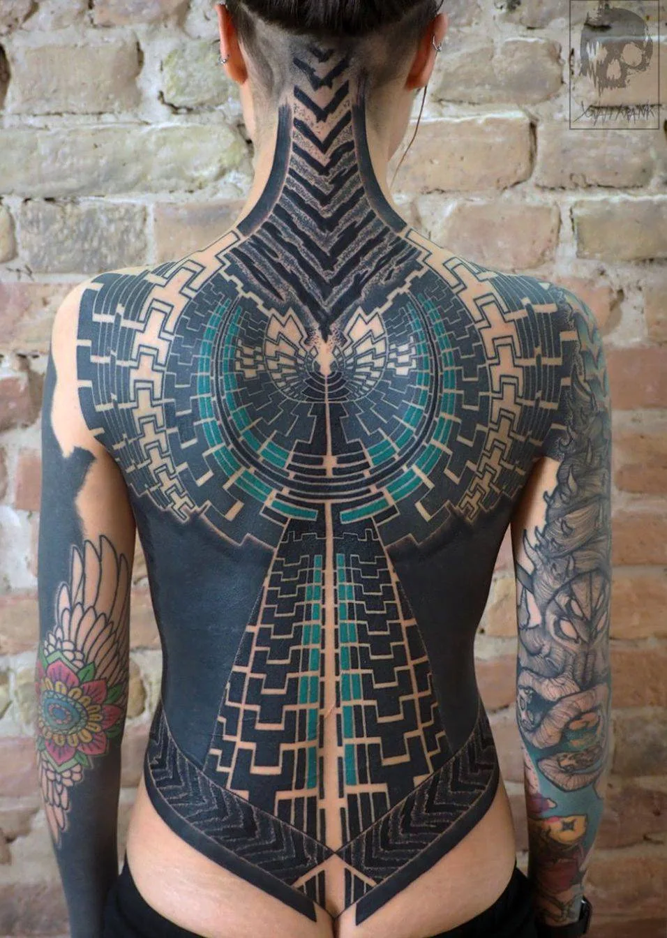 Tatuagem artista Yonah Krank, estilo tatuagem blackwork expressiva, ornamental e biomecânica | Ghent, Bélgica