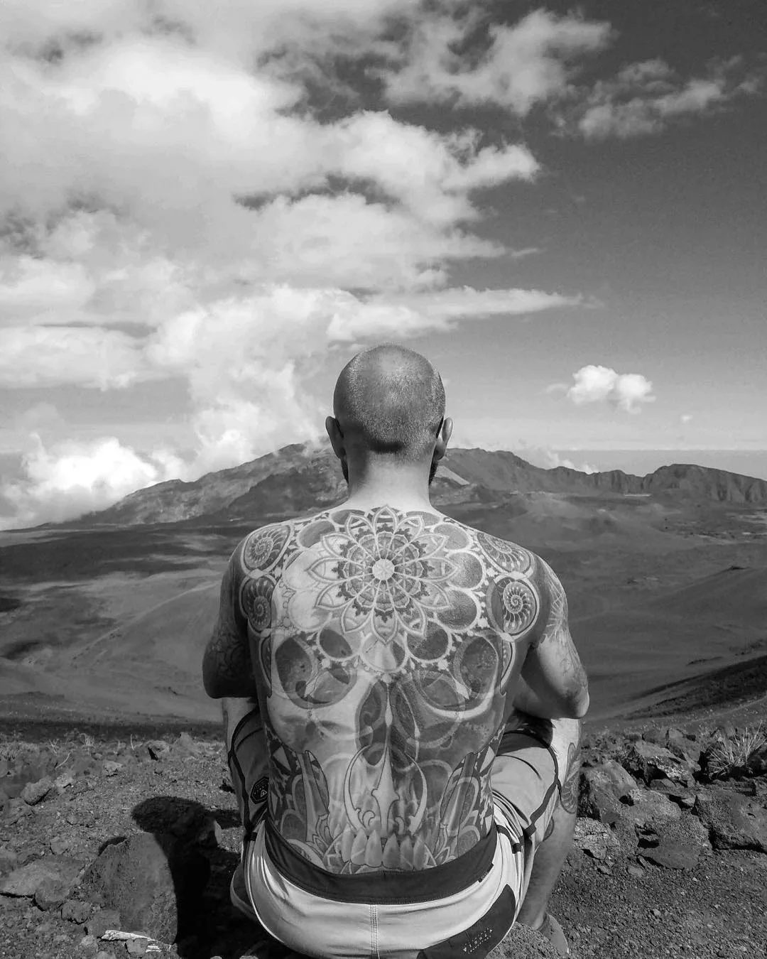 Artista de tatuagem Adrian Lee, cria tatuagens em cores grandes, nova escola e ornamental | EUA