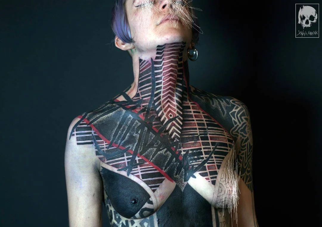 Tatuagem artista Yonah Krank, estilo tatuagem blackwork expressiva, ornamental e biomecânica | Ghent, Bélgica