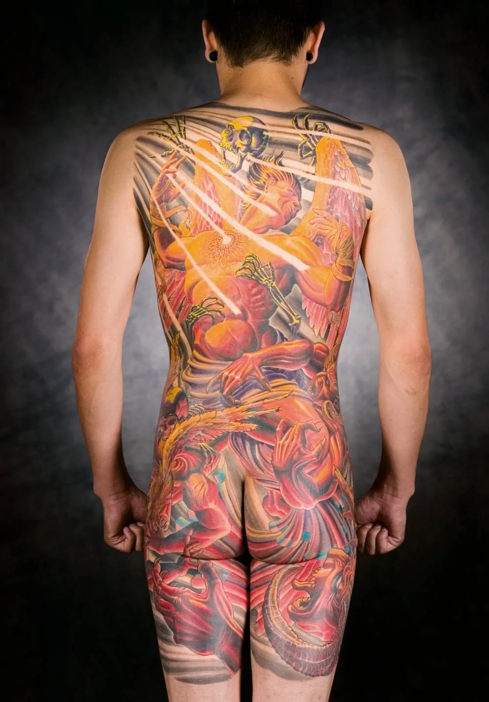 Artista de tatuagem Adrian Lee, cria tatuagens em cores grandes, nova escola e ornamental | EUA
