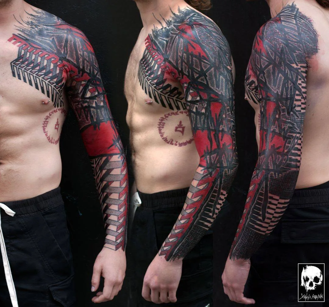 Tatuagem artista Yonah Krank, estilo tatuagem blackwork expressiva, ornamental e biomecânica | Ghent, Bélgica