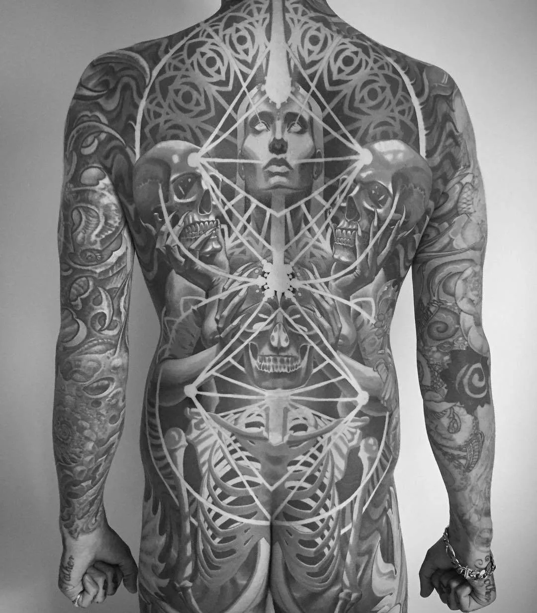 Artista de tatuagem Adrian Lee, cria tatuagens em cores grandes, nova escola e ornamental | EUA