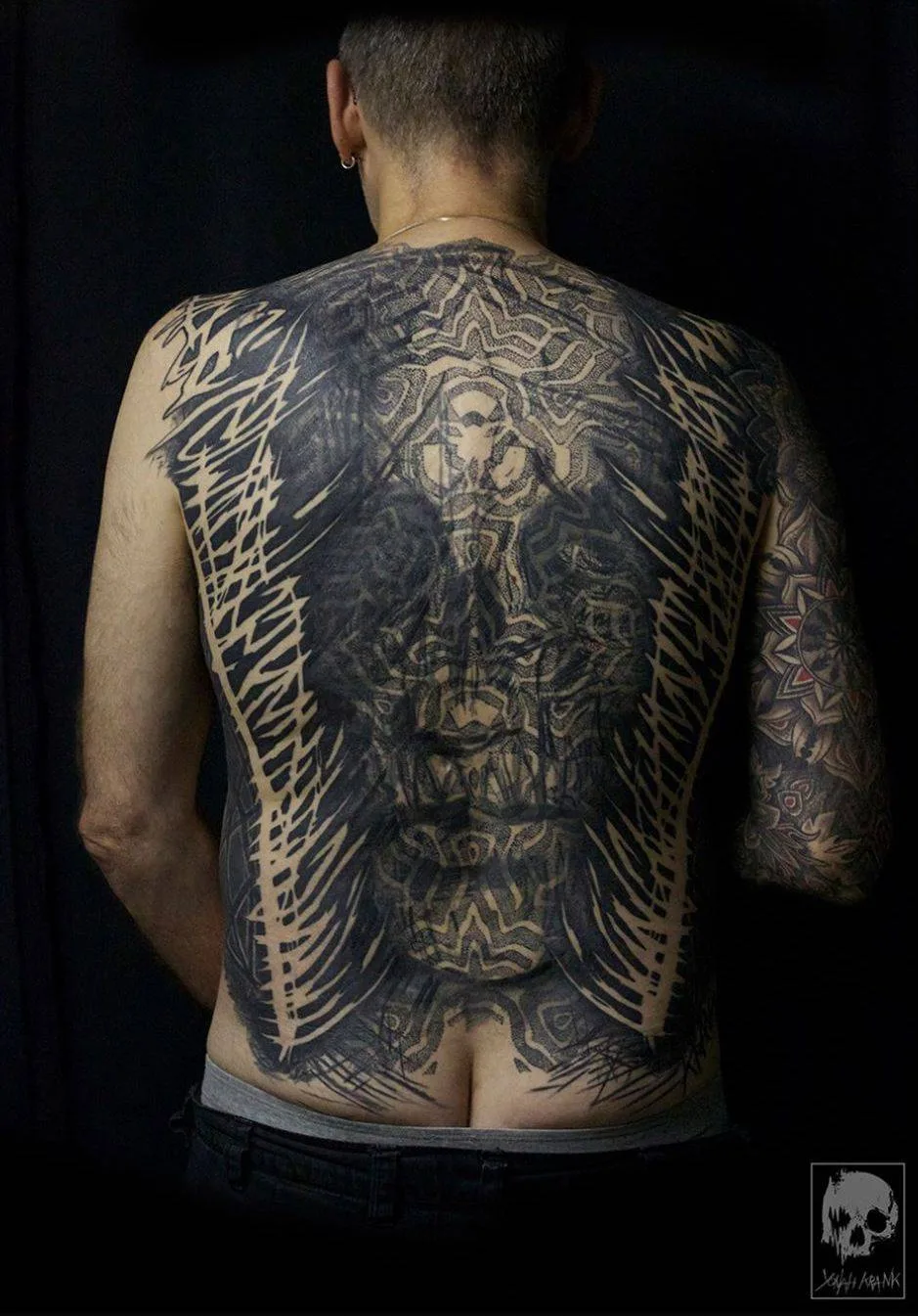 Tatuagem artista Yonah Krank, estilo tatuagem blackwork expressiva, ornamental e biomecânica | Ghent, Bélgica
