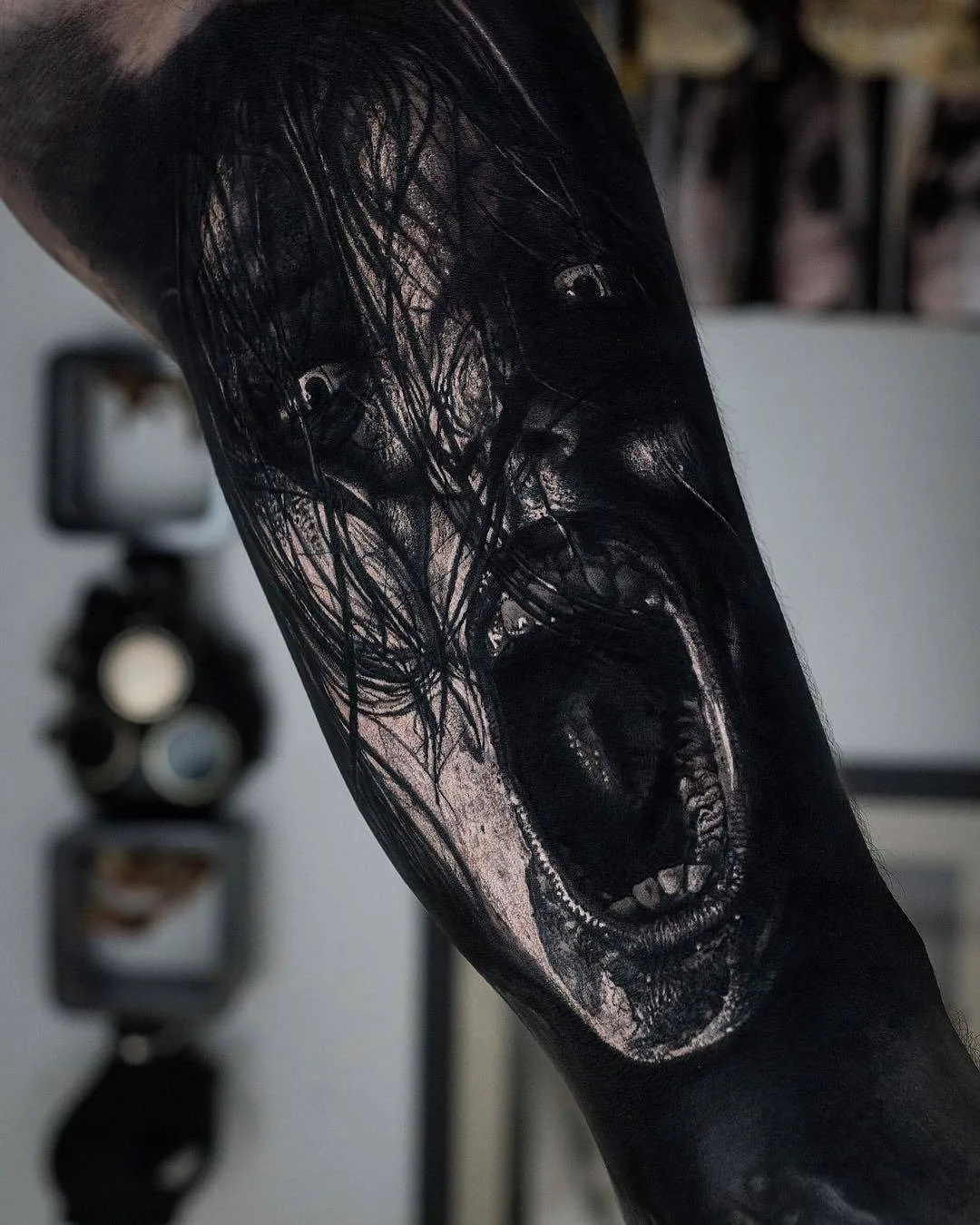 Artista dei tatuaggi Sandry Riffard, tatuaggio horror realistico in nero e grigio | Francia