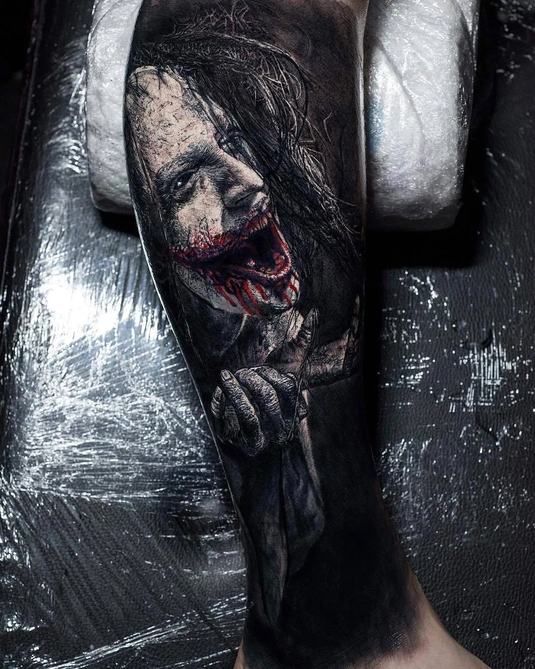 Artista dei tatuaggi Sandry Riffard, tatuaggio horror realistico in nero e grigio | Francia