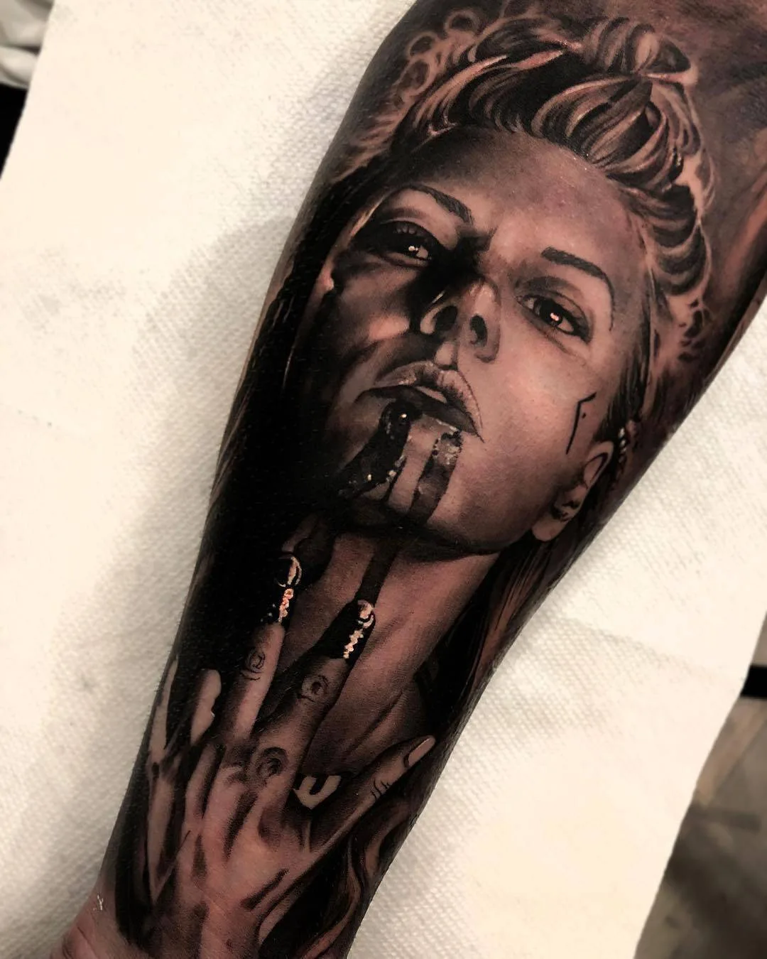 Artista di tatuaggi Matias Noble, ritratto nero e grigio realistico, Noble Art Gallery | Valencia, Spagna