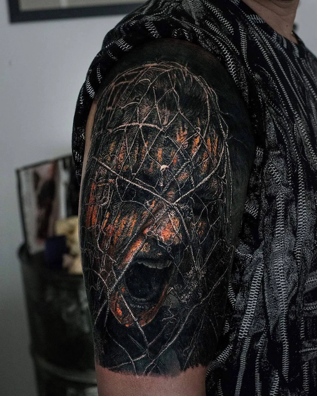 Artista dei tatuaggi Sandry Riffard, tatuaggio horror realistico in nero e grigio | Francia