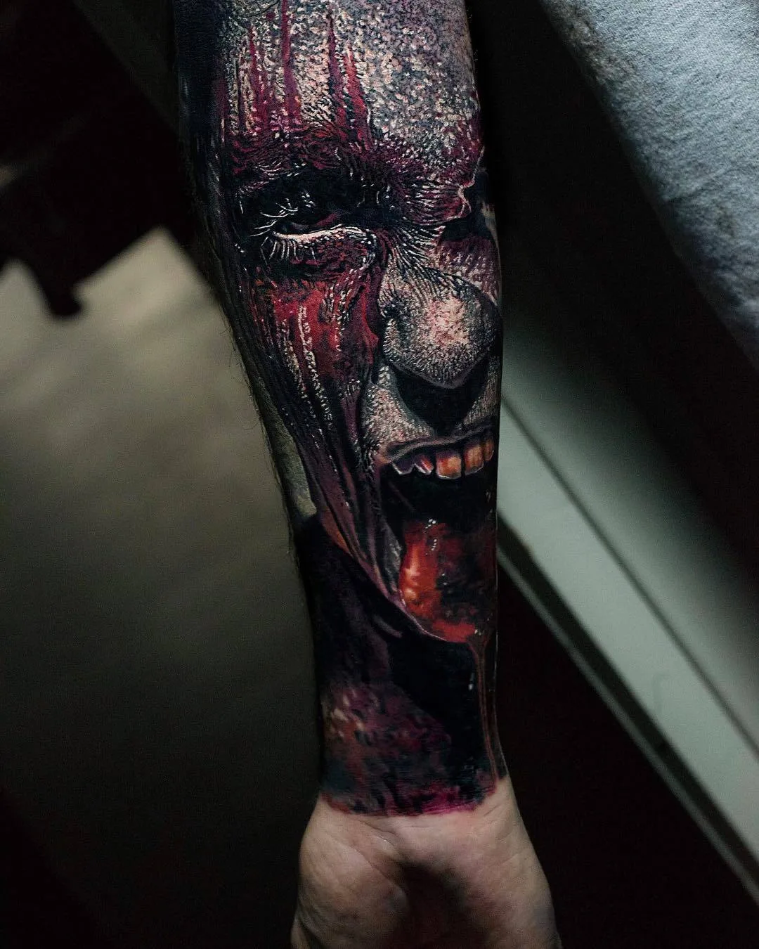 Artista dei tatuaggi Sandry Riffard, tatuaggio horror realistico in nero e grigio | Francia
