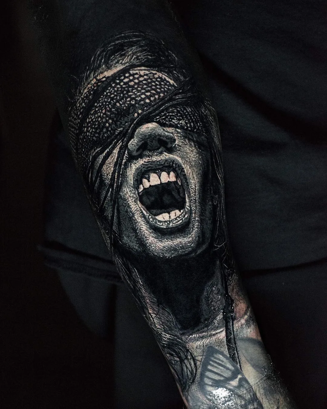 Artista dei tatuaggi Sandry Riffard, tatuaggio horror realistico in nero e grigio | Francia