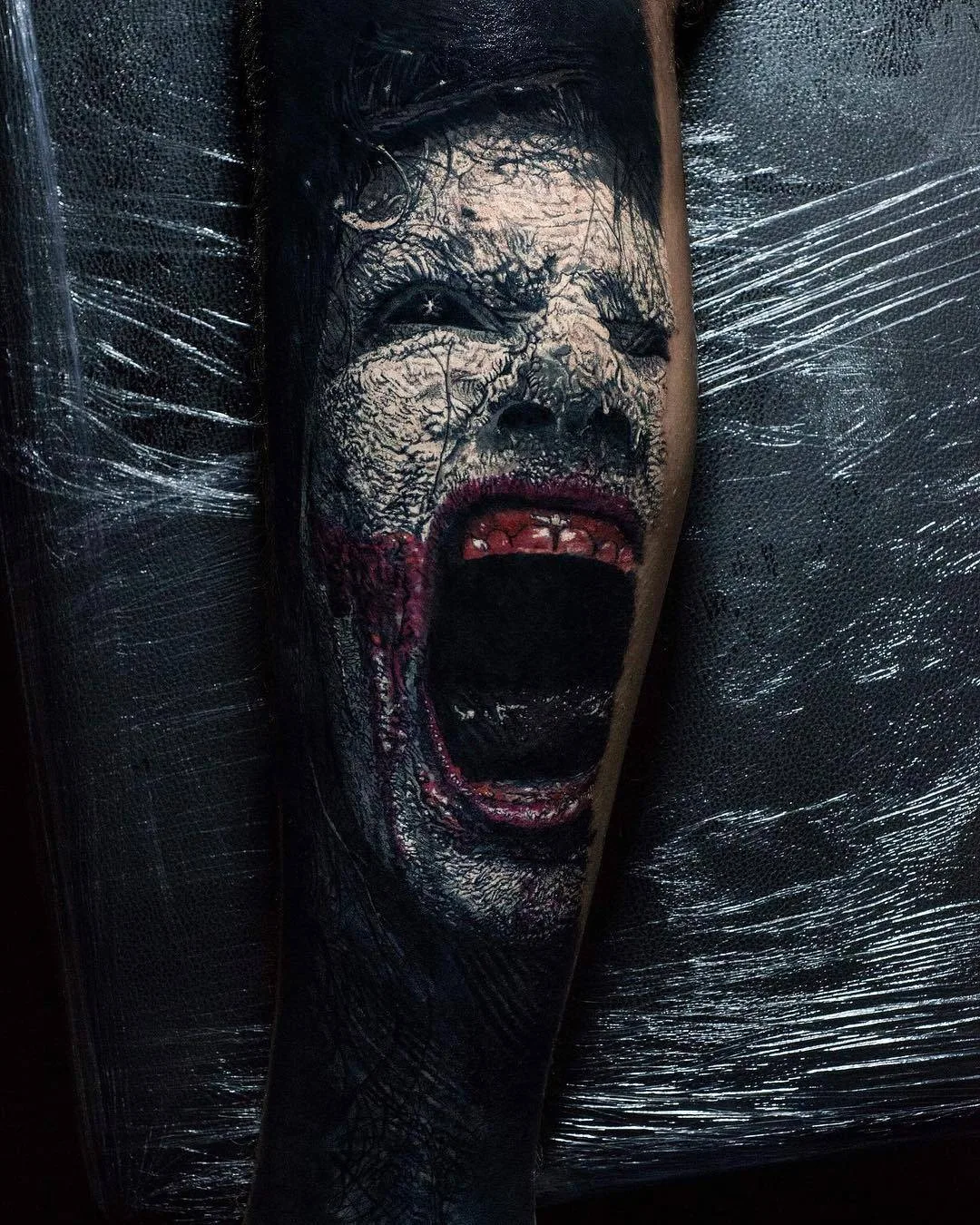 Artista dei tatuaggi Sandry Riffard, tatuaggio horror realistico in nero e grigio | Francia