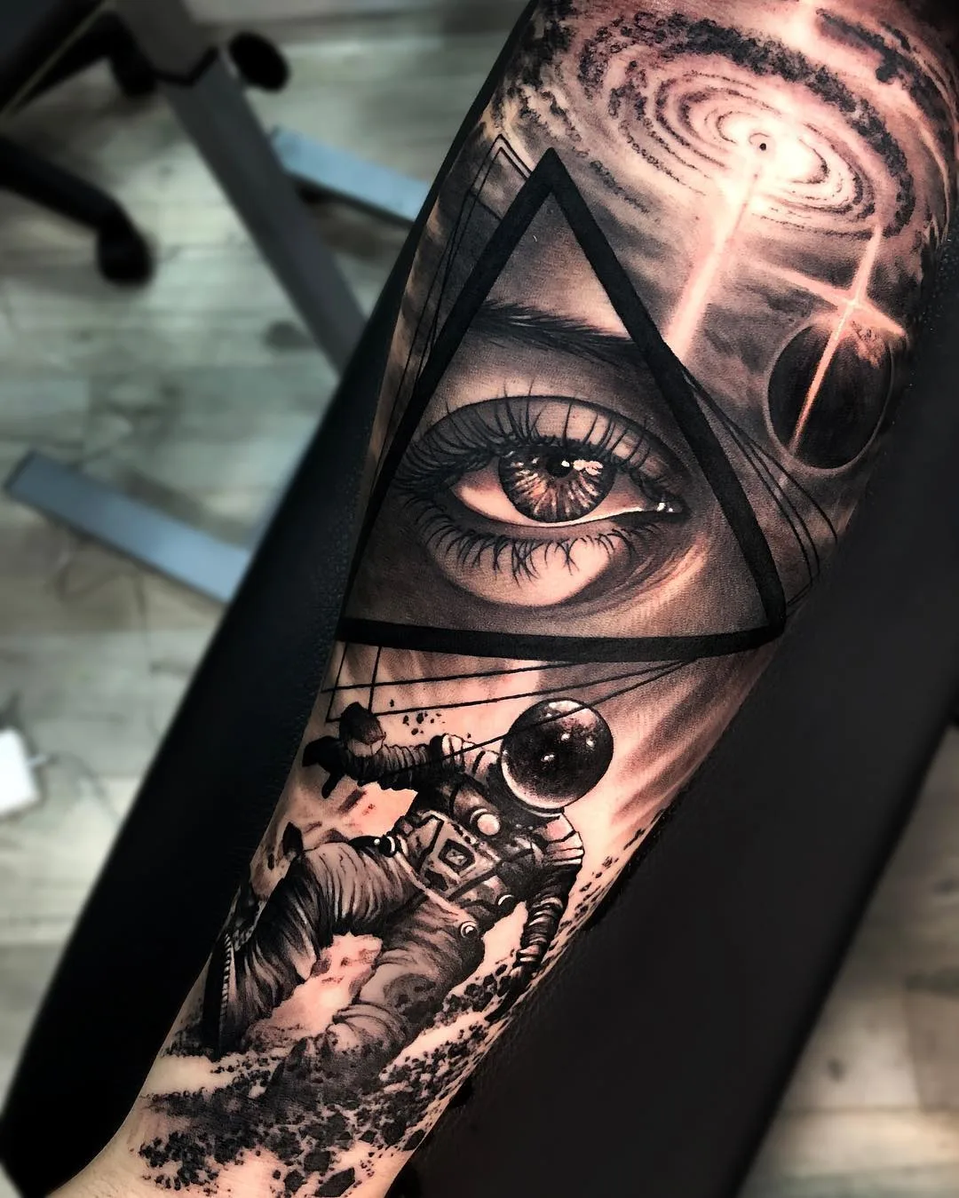 Artista di tatuaggi Matias Noble, ritratto nero e grigio realistico, Noble Art Gallery | Valencia, Spagna
