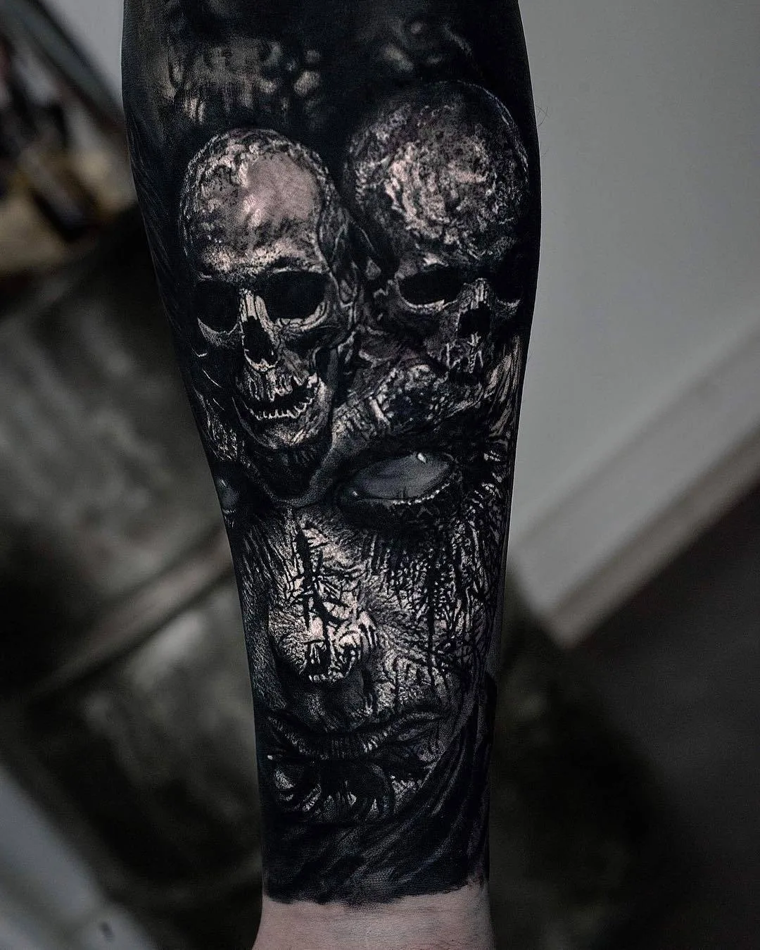 Artista dei tatuaggi Sandry Riffard, tatuaggio horror realistico in nero e grigio | Francia