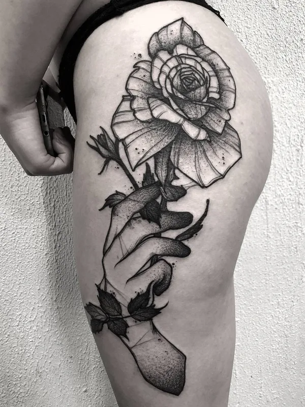 female black and grey blackwork 纹身 在 thigh #26654 | 纹身师 Kévin Plane