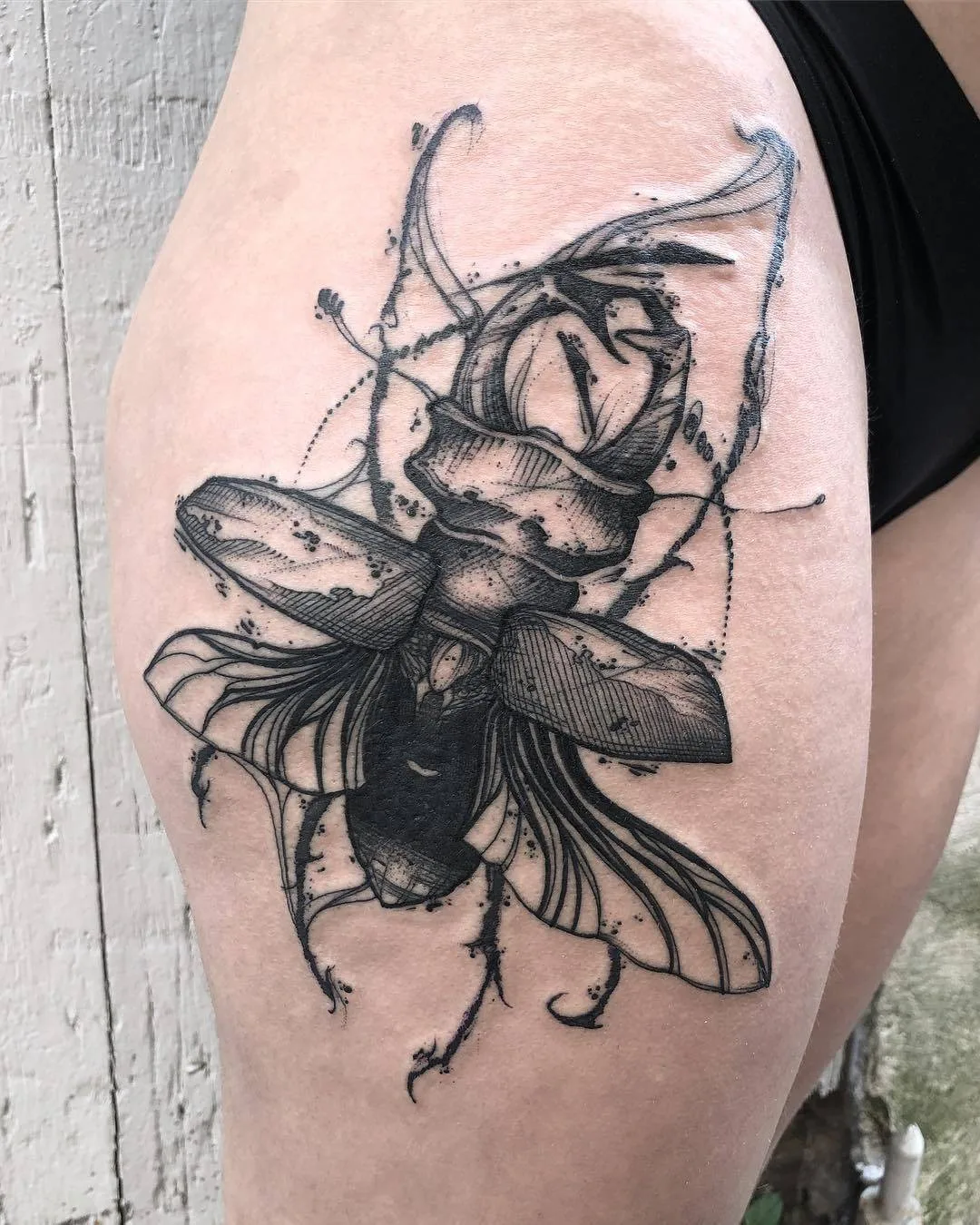 Artista di tatuaggi K&eacute;vin Plane, tatuaggio a schizzo nero | Francia