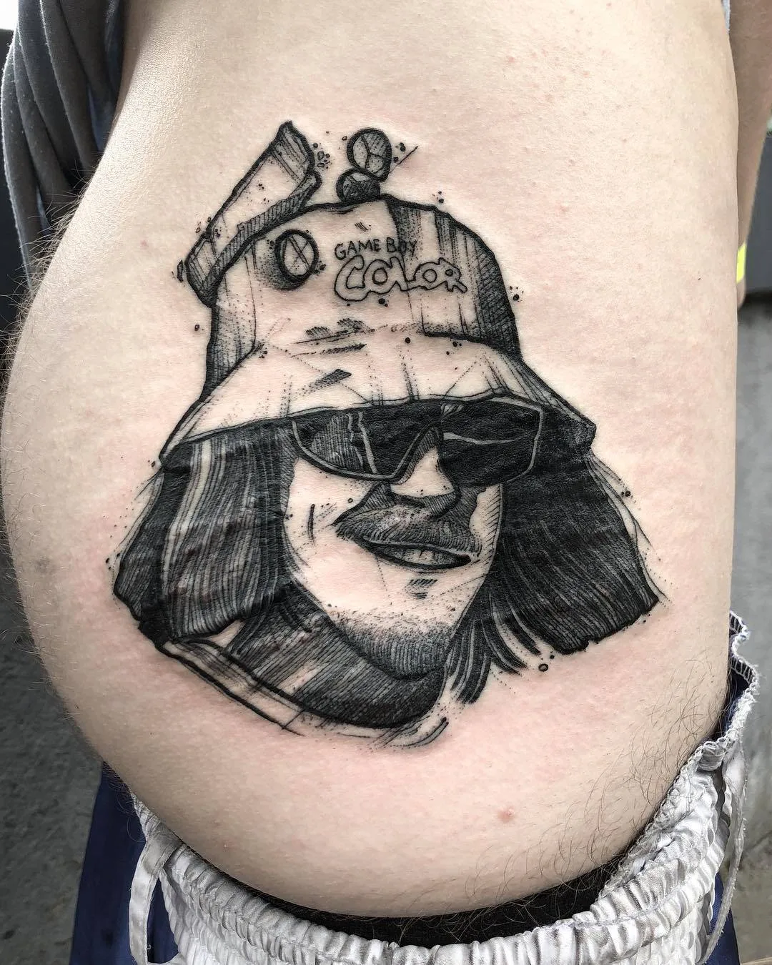 Artista di tatuaggi K&eacute;vin Plane, tatuaggio a schizzo nero | Francia