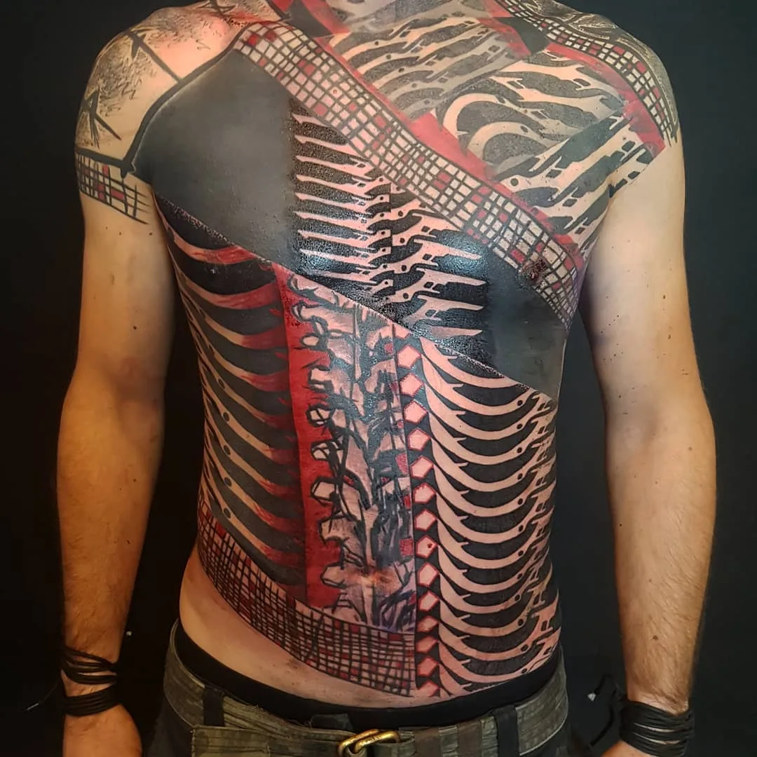 Tatuagem artista Yonah Krank, estilo tatuagem blackwork expressiva, ornamental e biomecânica | Ghent, Bélgica