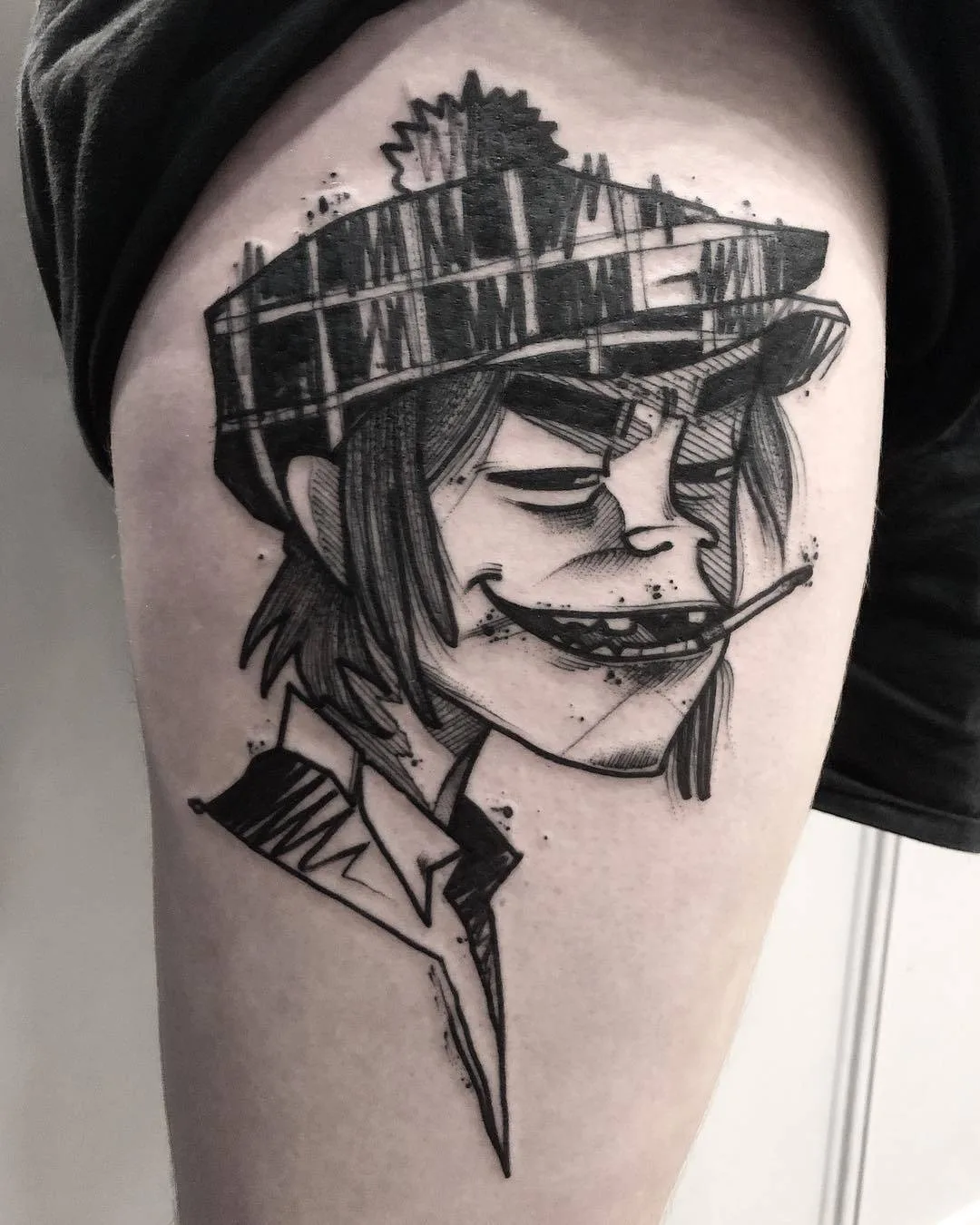 Artista di tatuaggi K&eacute;vin Plane, tatuaggio a schizzo nero | Francia