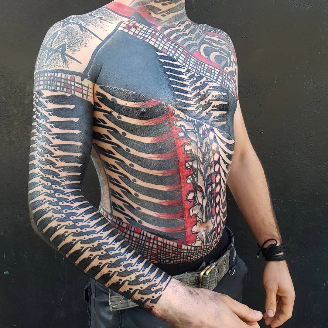 Tatuagem artista Yonah Krank, estilo tatuagem blackwork expressiva, ornamental e biomecânica | Ghent, Bélgica