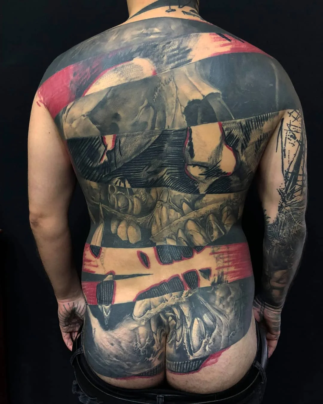 Tatuagem artista Yonah Krank, estilo tatuagem blackwork expressiva, ornamental e biomecânica | Ghent, Bélgica