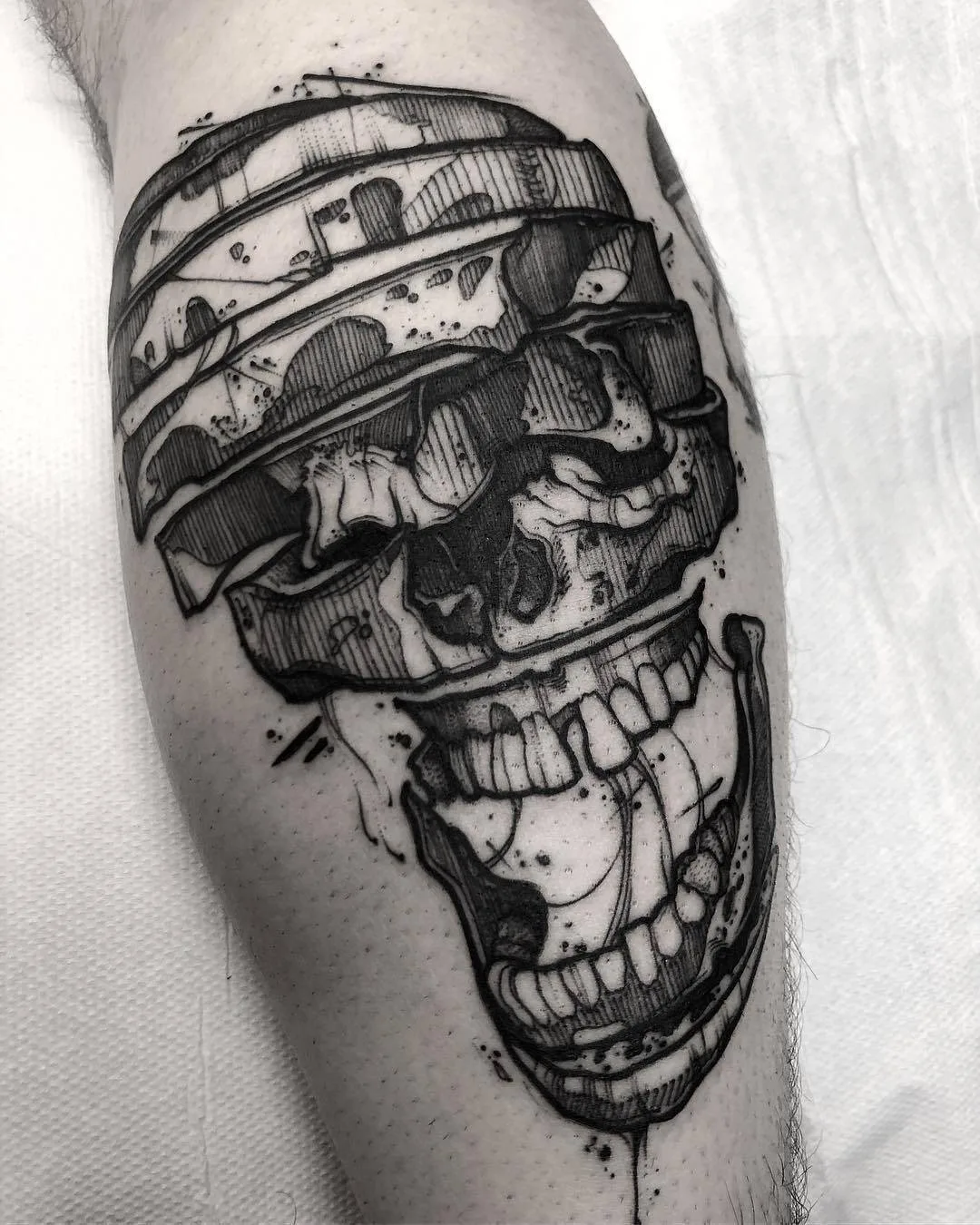 Artista di tatuaggi K&eacute;vin Plane, tatuaggio a schizzo nero | Francia