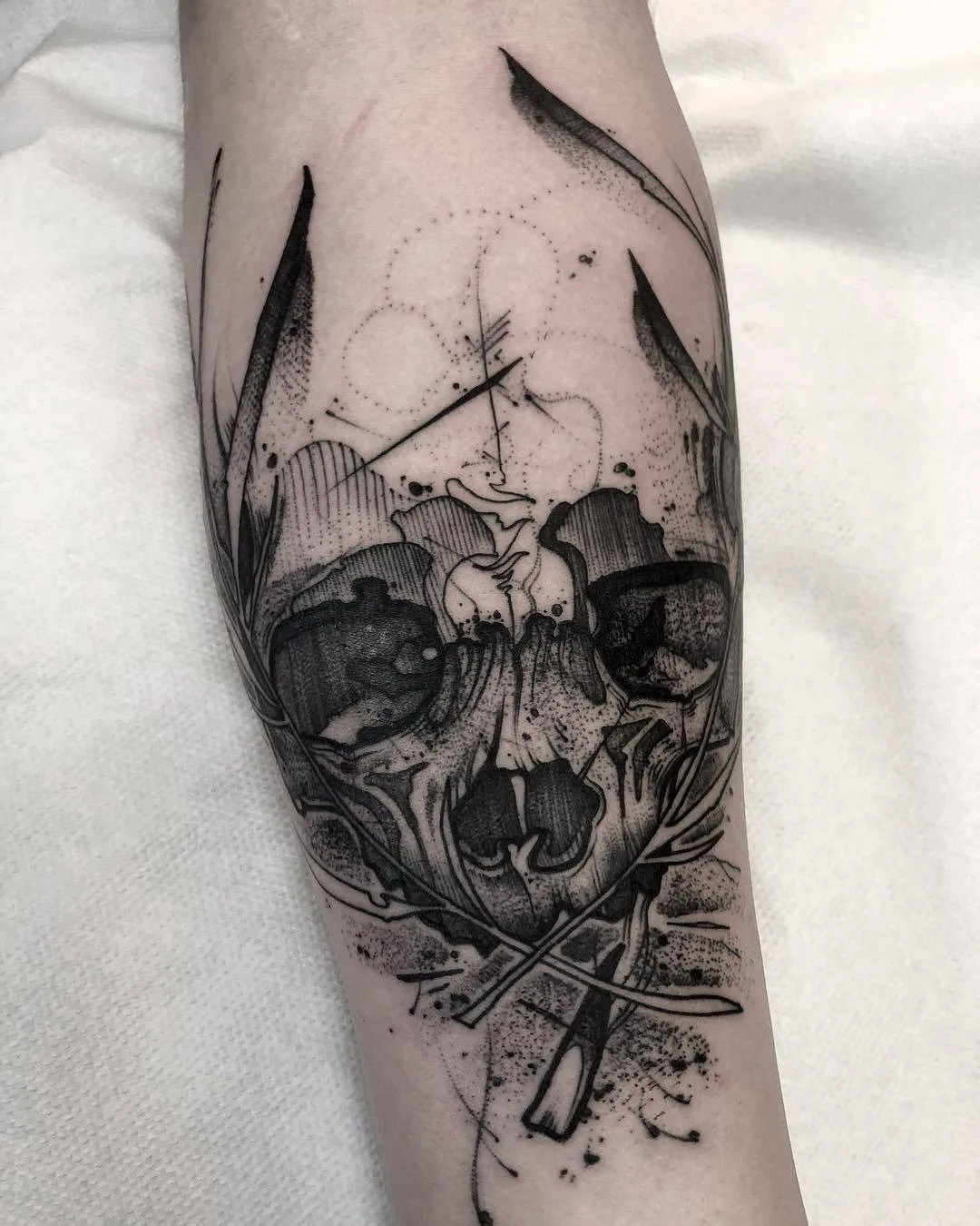 Artista di tatuaggi K&eacute;vin Plane, tatuaggio a schizzo nero | Francia