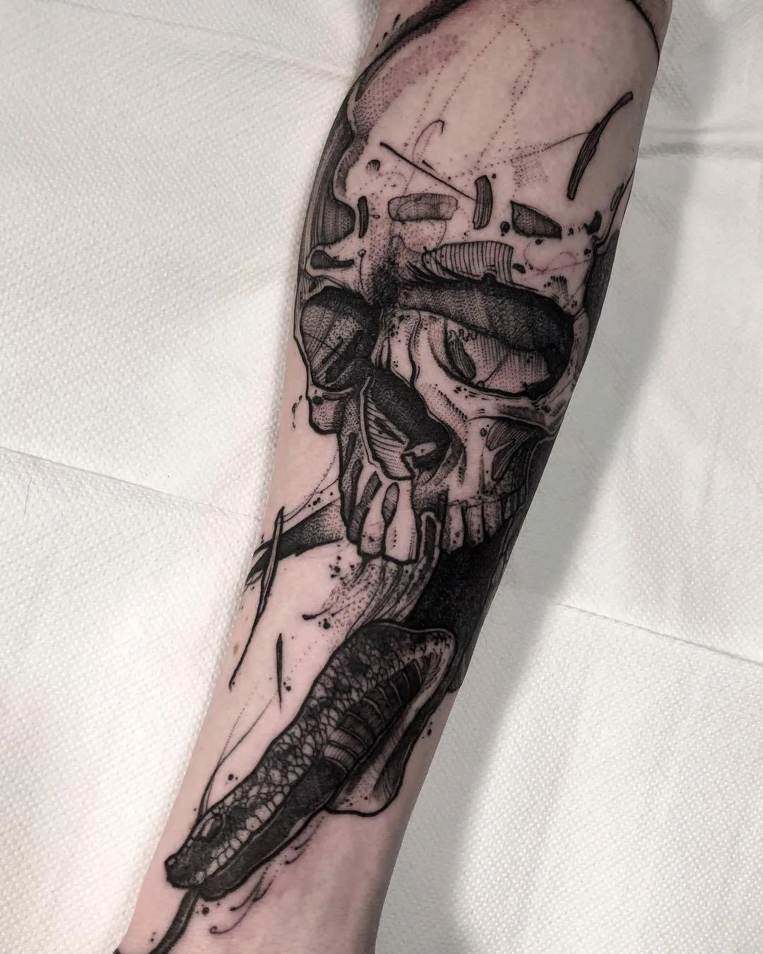Artista di tatuaggi K&eacute;vin Plane, tatuaggio a schizzo nero | Francia