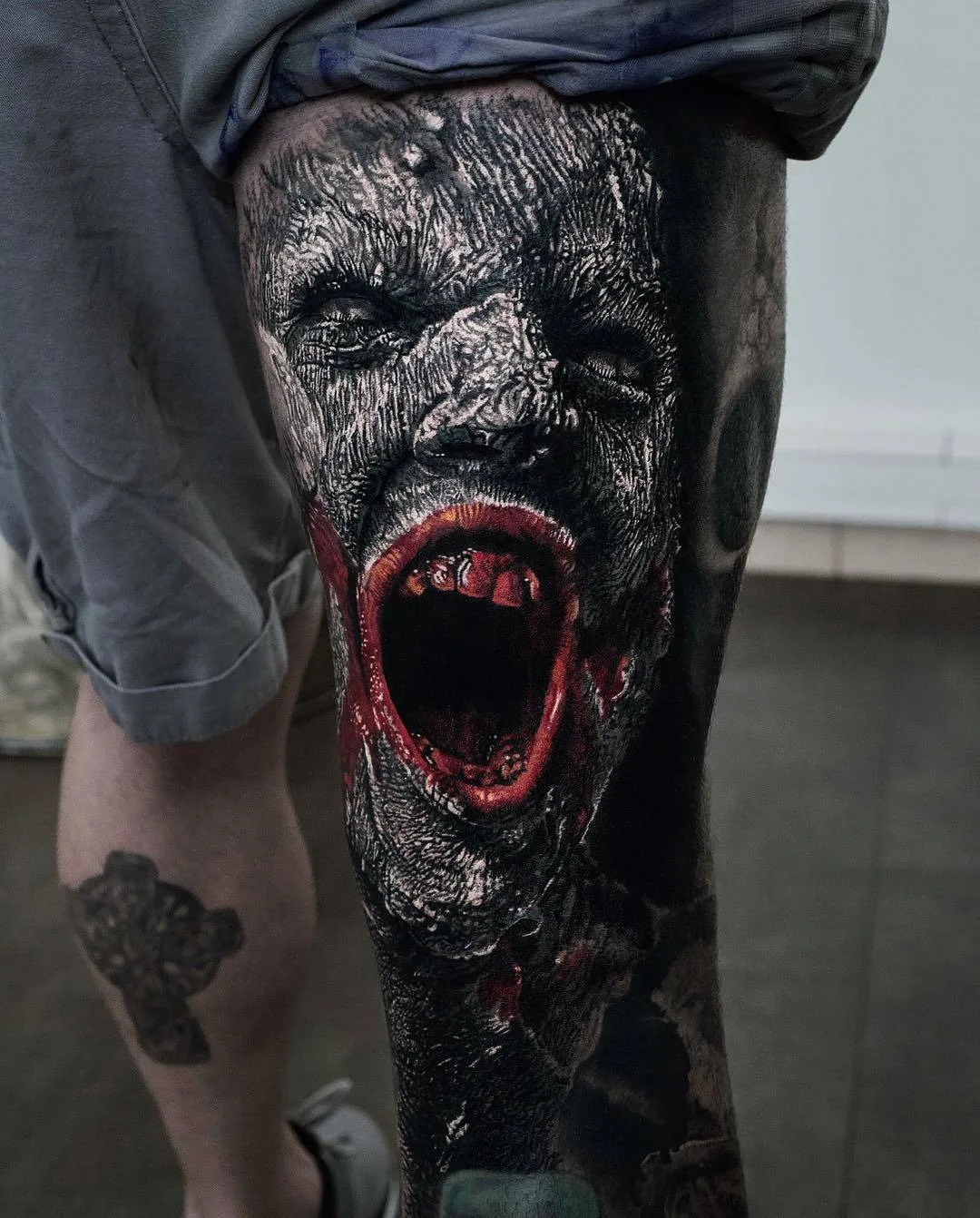 Artista dei tatuaggi Sandry Riffard, tatuaggio horror realistico in nero e grigio | Francia